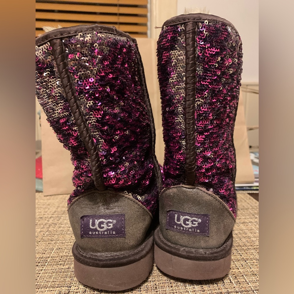 UGG’s RARE “LIMITED EDITION” 2-TONE REVERSIBLE PURPLE/SILVER SEQUIN BOOTS size 8 - Picture 4 of 9